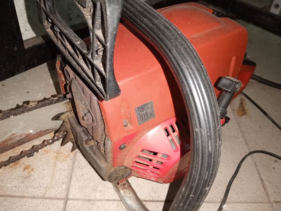 Motosserra a trabalhar a100%
