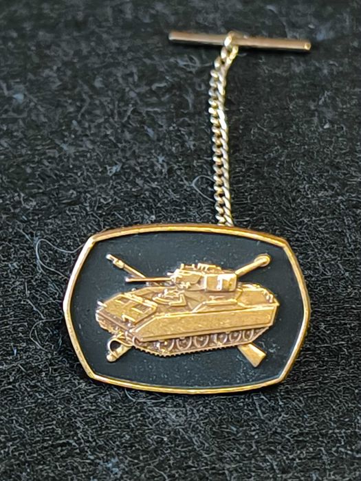 Emblema em latão militar  representativo de um curso de carros de combate