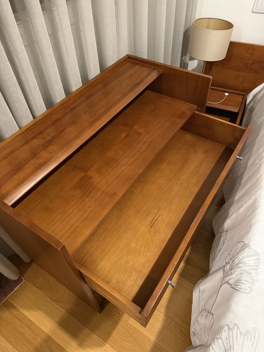 Mobília de quarto em cerejeira – cama, cómoda e 2 mesas de cabeceira