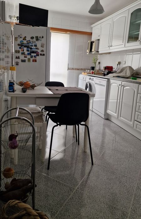 Apartamento T2 com box, cozinha totalmente equipada, 3 varandas
