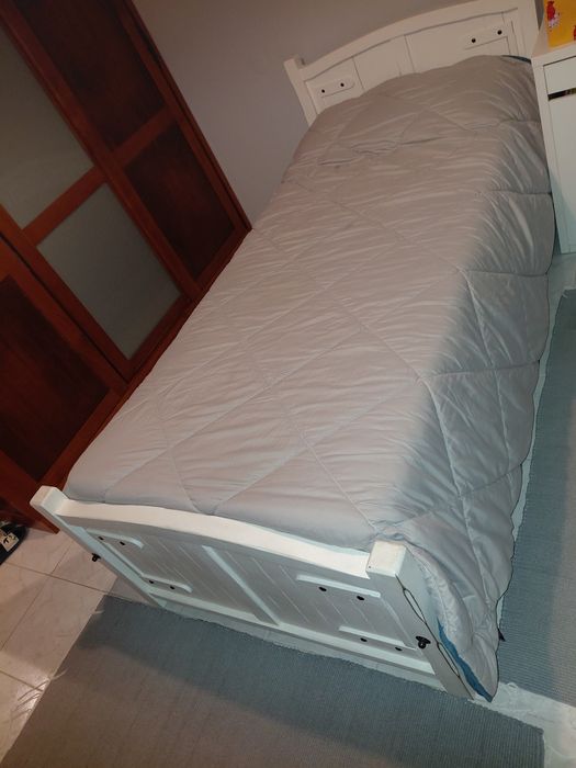 Cama de criança pintada de branco