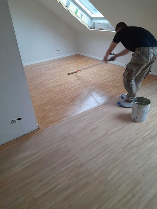 Układanie paneli, cyklinowanie parkietu.