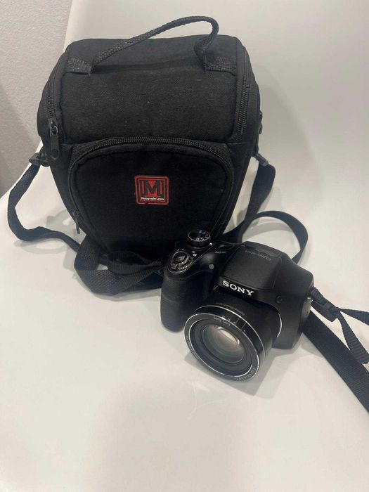 Máquina fotográfica + Bolsa  + cartão de memória 128MB)
Sony DSC-HX300