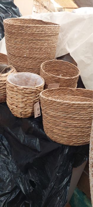 Cestos e jarras de decoração