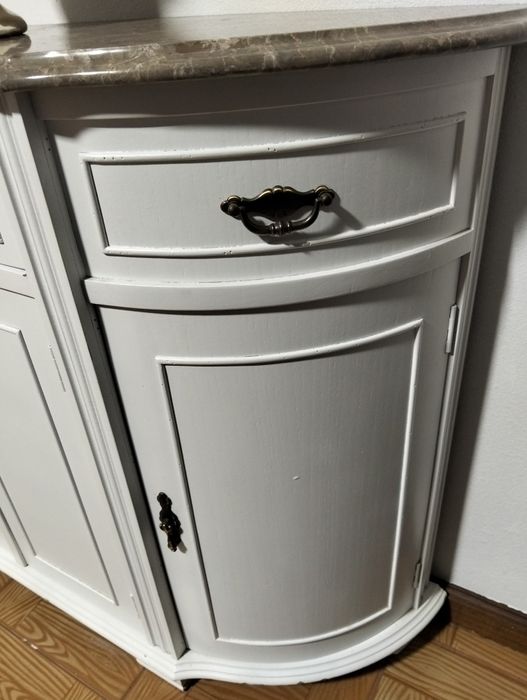 Sapateira lacada em branco