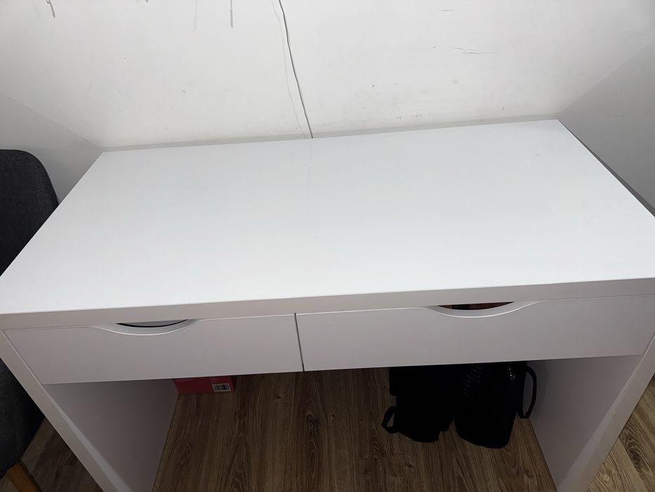 biurko biale z polyskiem