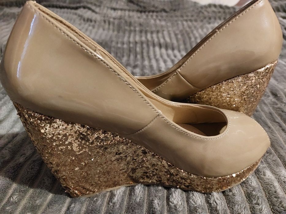 Туфлі на танкетці