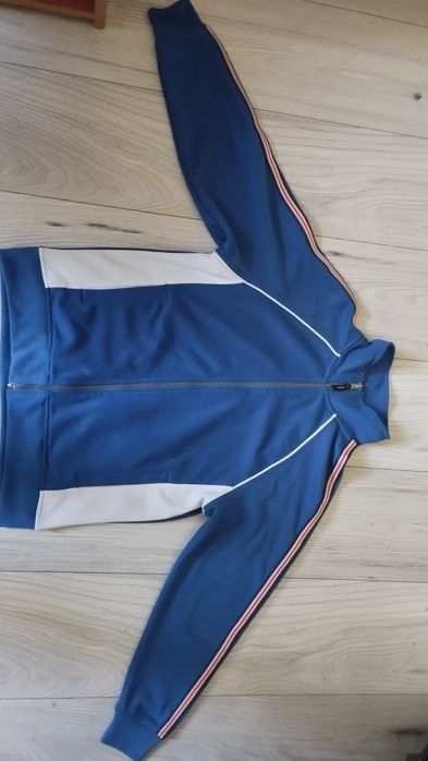 Ładna niebieska bluza, wygodna na jesień