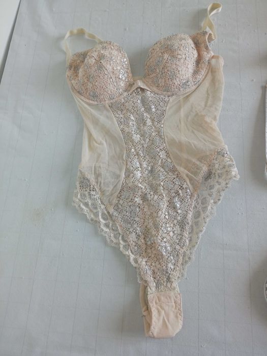 Piękne seksowne body koronkowe r 80B