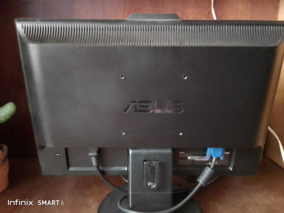 Продам робочий монітор ,з кабелями.Ціна 1400.00 гривень