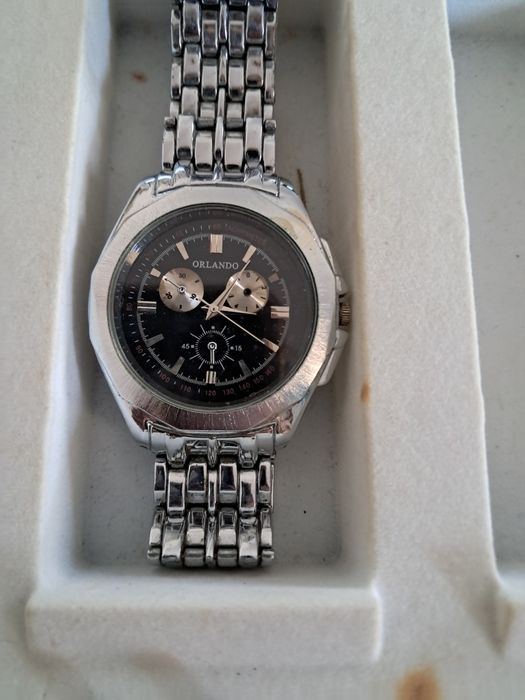 Vários relógios com caixa