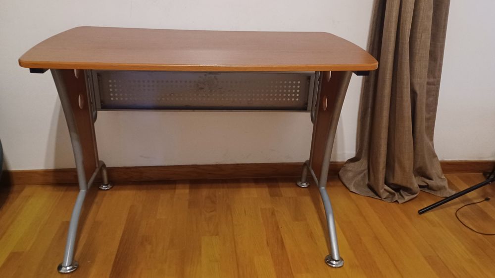 Conjunto de móveis de sala e secretária