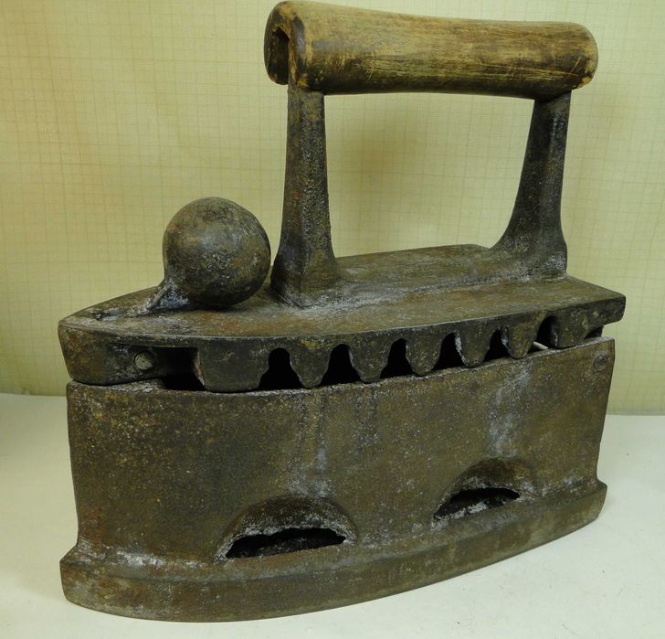 Утюг   чугунный .