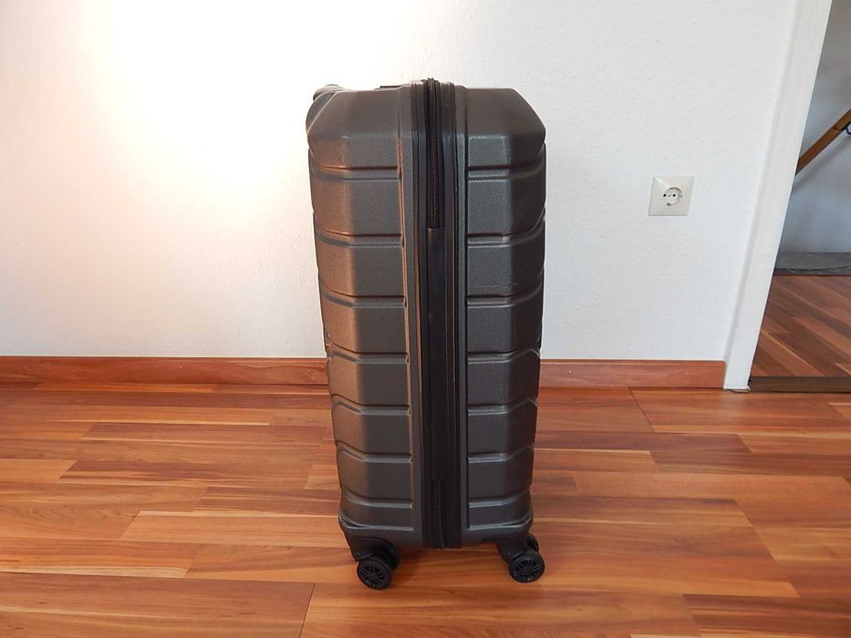 Дорожный чемодан на колесах