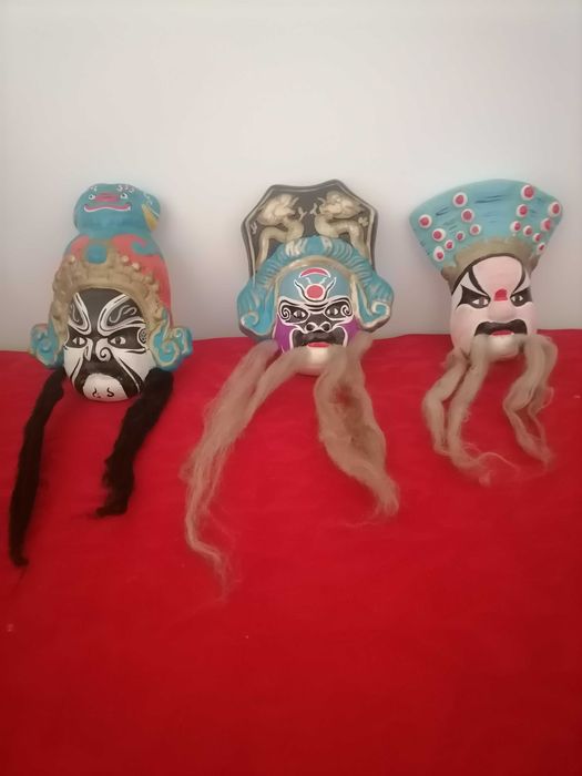 Lote de três máscaras Orientais