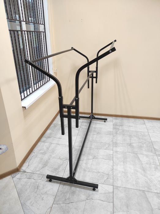 Стійка в магазин одягу