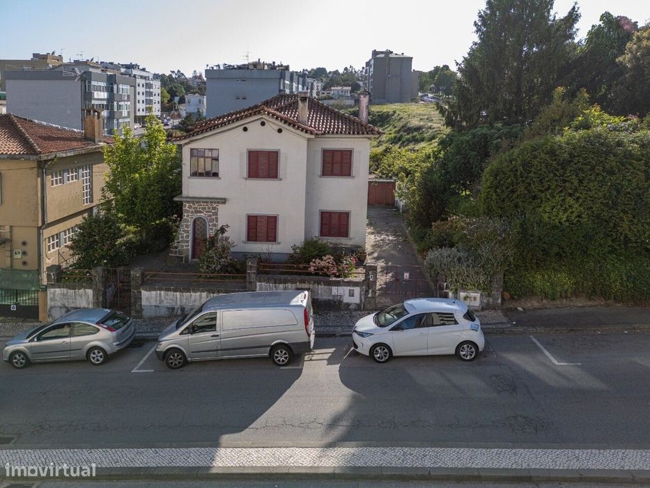 Comprar Moradia Isolada T5 com terreno anexo