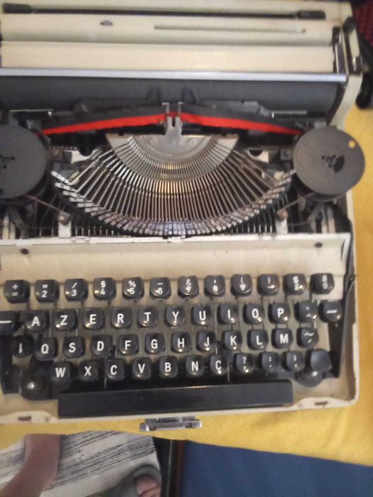 Vendo máquina  de escrever antiga " 80 euros "