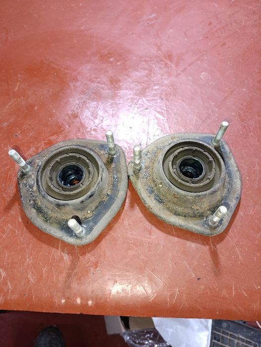 Опори передніх амортизаторів Mitsubishi Carisma 2002