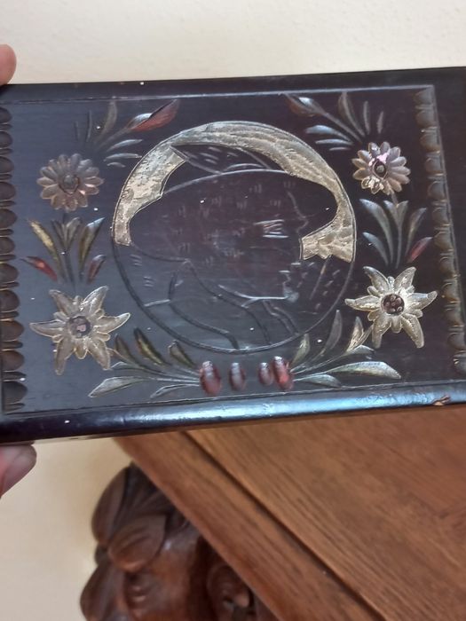 Stara drewniana szkatułka z wizerunkiem górala