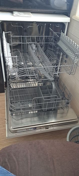 Посудомийна машина Electrolux ESF63021