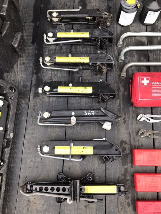 Домкрат балонний ключ Passat B6  буксировочний крюк знак Пассат Б6