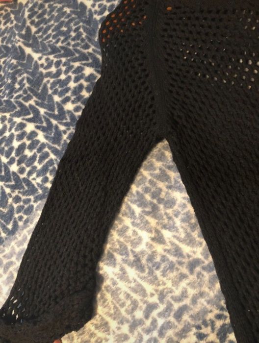 Czarny ażurowy sweterek