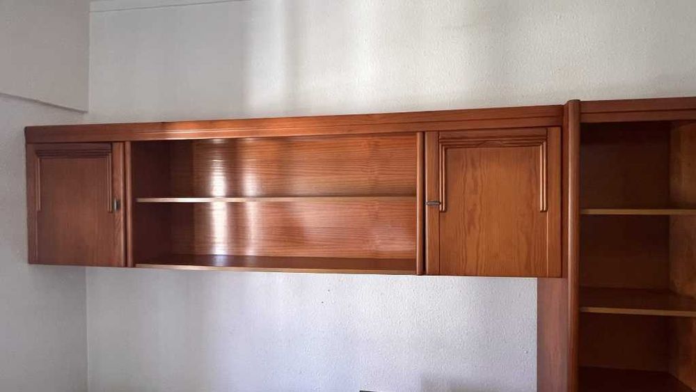 Conjunto de móveis em madeira de pinho/mel – 350 €  ( aceito venda separada)