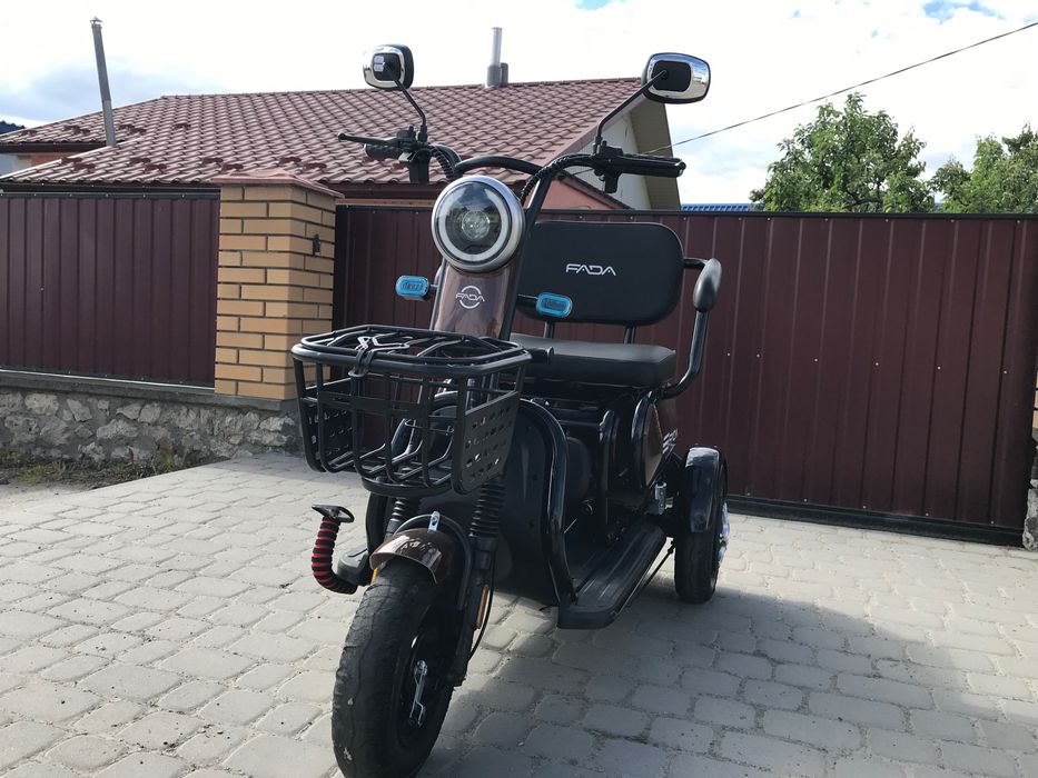 Електроскутер трьохколісний