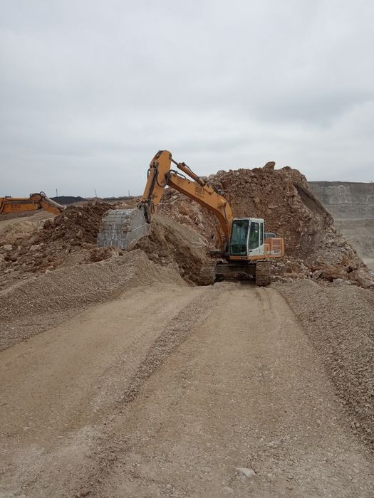 Послуги екскаватора. Екскаватор навантажувач. Спецтехніка.