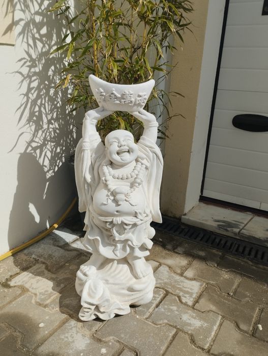 Buda em pedra com floreira