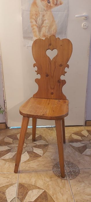 Piękne krzeslo drewniane rzezbione serce