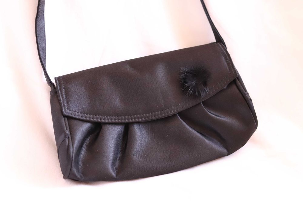 Czarna elegancka satynowa kopertówka mini