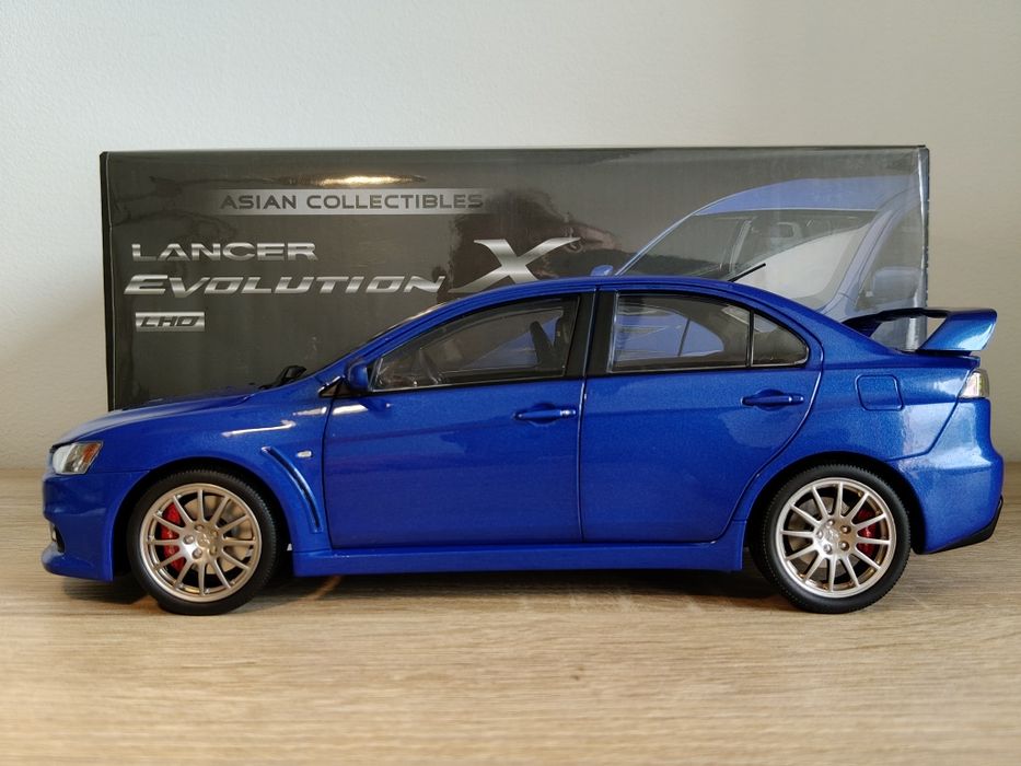 Mitsubishi Lancer Evo model w skali 1:18 VIAT/otwierane elementy