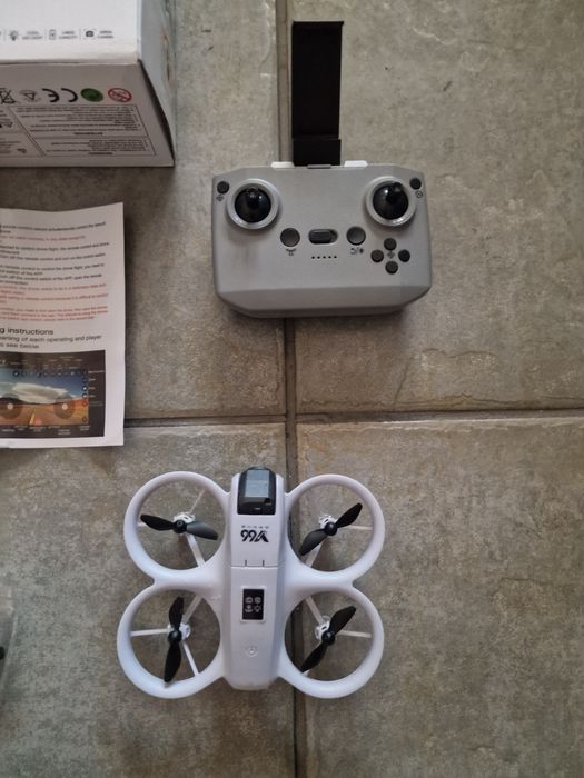 Mały dron z kamerą