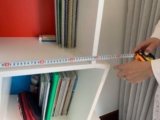 Vendo estante em madeira maciça lacada a branco com fundo de cores