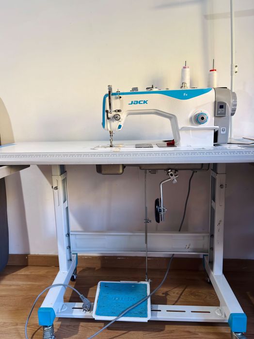 Máquina de Costura Industrial JACK F4 com Mesa e Pedal