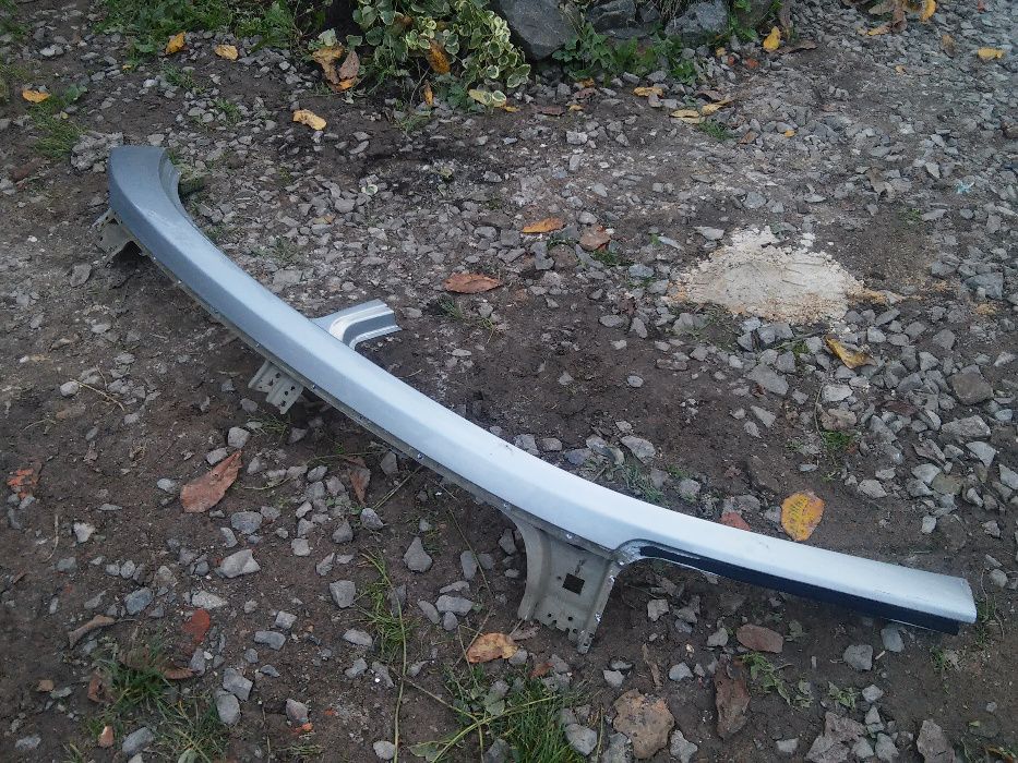 Левый батон (стойка) на nissan micra k12 4дв