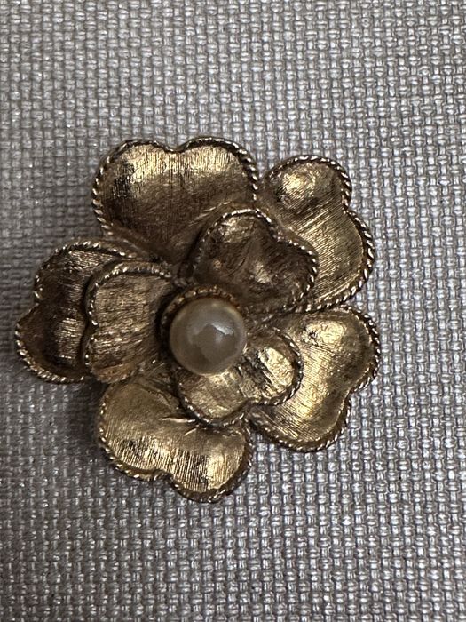 Broszka złota kwiat