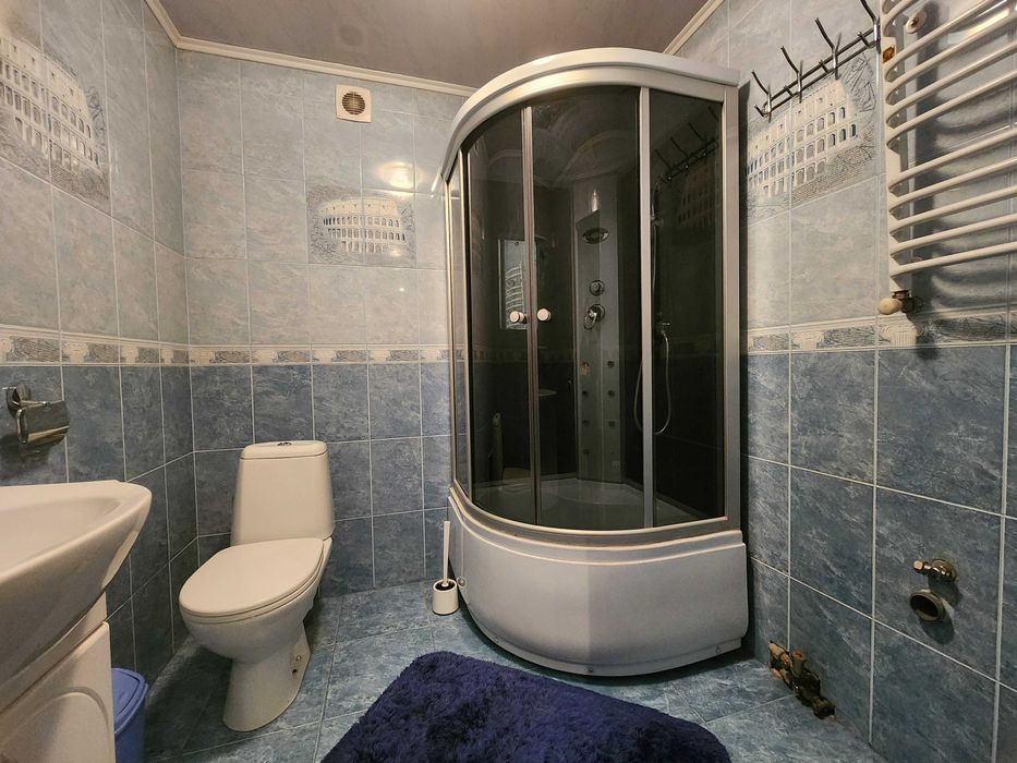 Простора однокімнатна квартира з євроремонтом, меблями та технікою