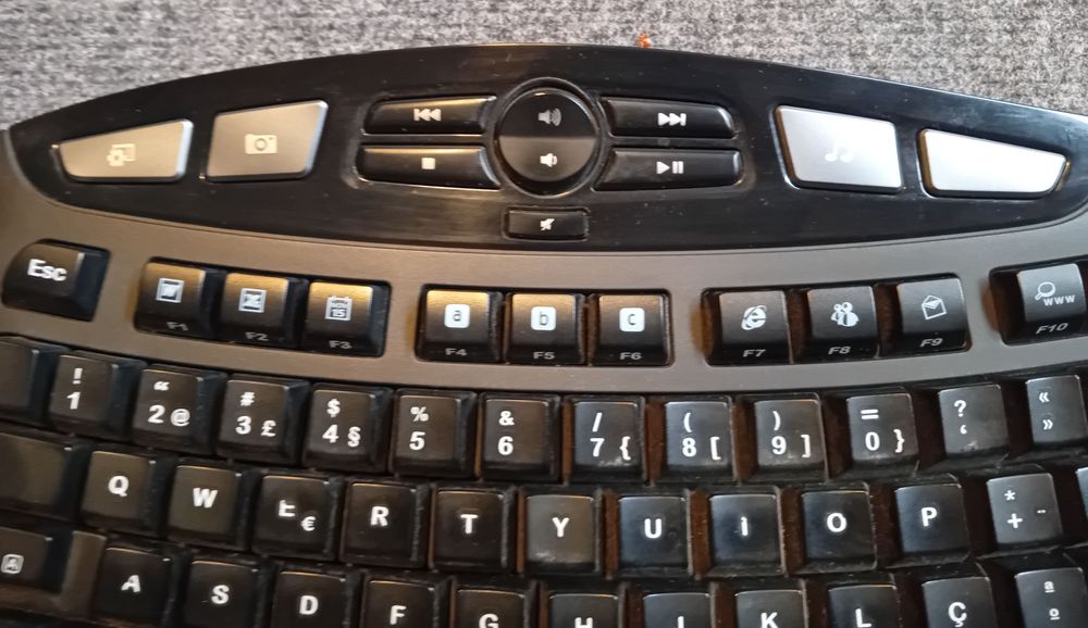 Teclado multimédia para computador de secretária