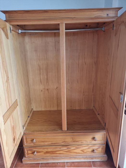 Armário em madeira maciça – estilo clássico