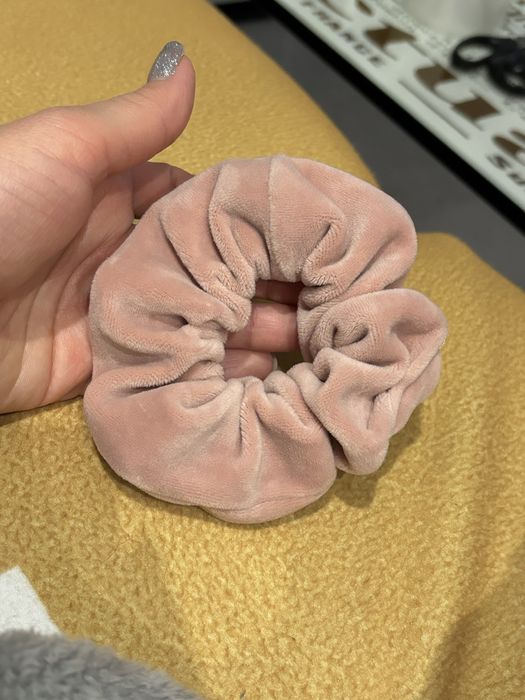 Cat&Cat mięsista gruba welurowa scrunchie pudrowy róż gumka do włosów