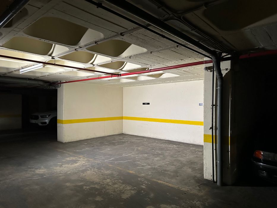 Lugar de Garagem Extra-Largo (20m²) – Gaivotas do Tejo (Graça), capacidade 2 pequenos citadinos ou carro familiar