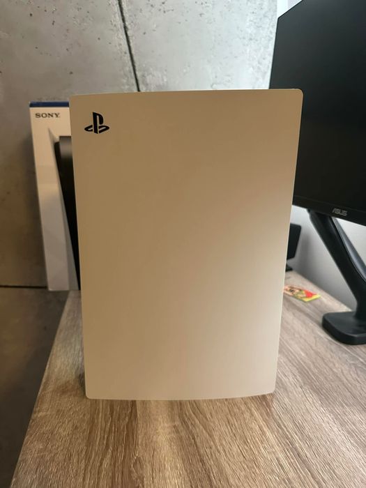 Konsola PlayStation 5 FAT (z wbudowanym napędem) - stan bardzo dobry