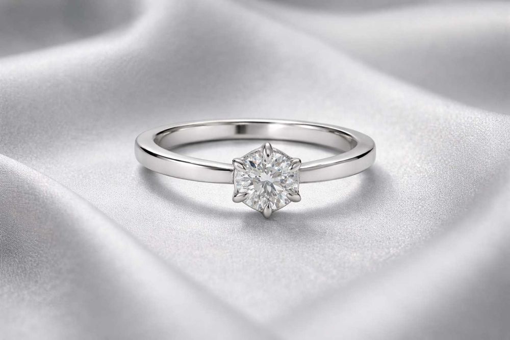 Кольцо из белого золота с бриллиантом