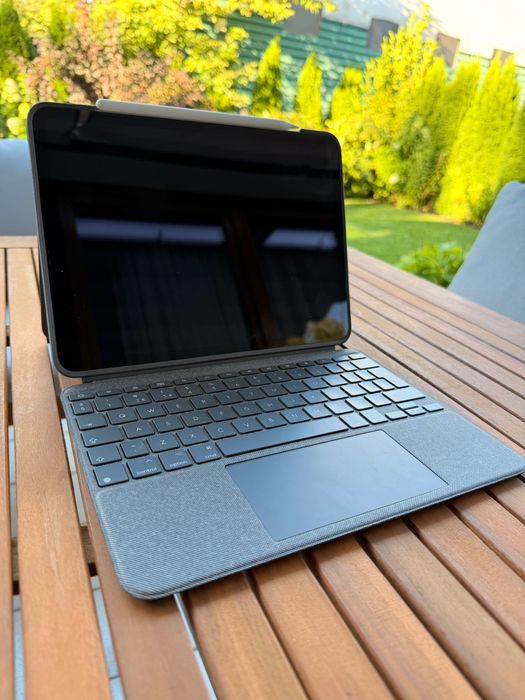 BOGATY ZESTAW Apple iPad Pro 11″ 4. generacji M2 128GB Wi‑Fi Space Gray + Logitech Combo Touch + Smart Folio + szkło 3MK