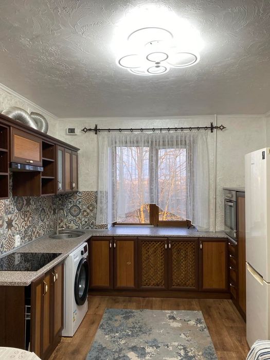 Продам двокімнатну квартиру по вул. Студенській 14 з ремонтом.