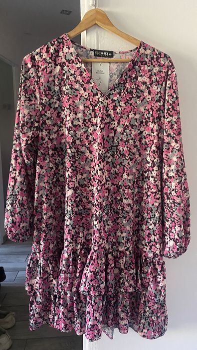 Sukienka w kwiatki z wiskozy