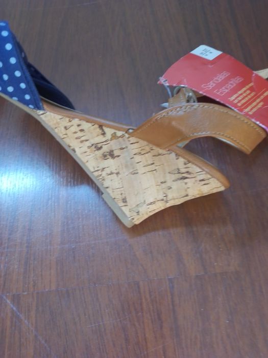 Sandálias elegantes de Verão com tacão de cunha de imitação de cortiça